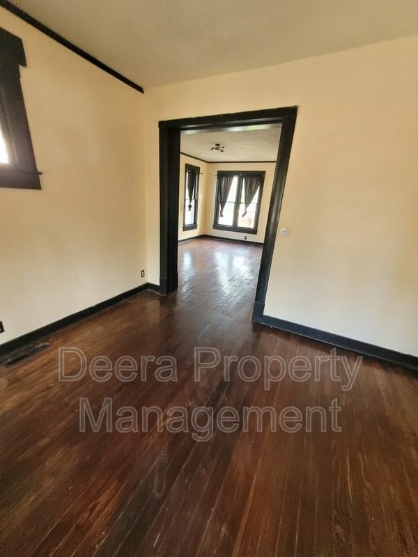 636 Powell St - Photo 3 of 11