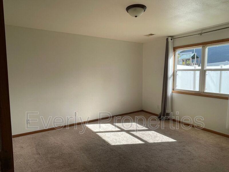 111 Silver Fox Dr N - Photo 3 of 20