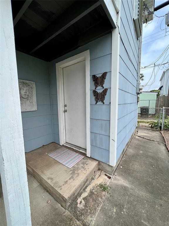 916 Ball Street - Photo 3 of 50