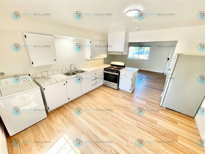 3570 Neil Rd - Photo 3 of 19