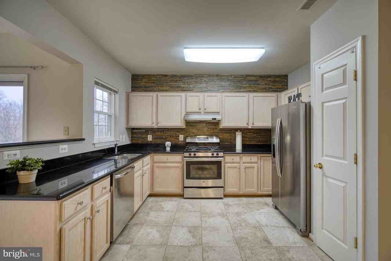 11598 Tolson Pl - Photo 5 of 24