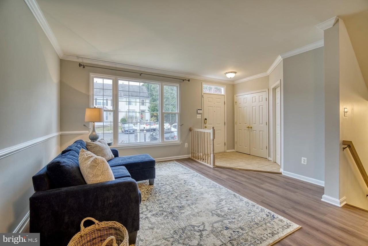 11598 Tolson Pl - Photo 4 of 24