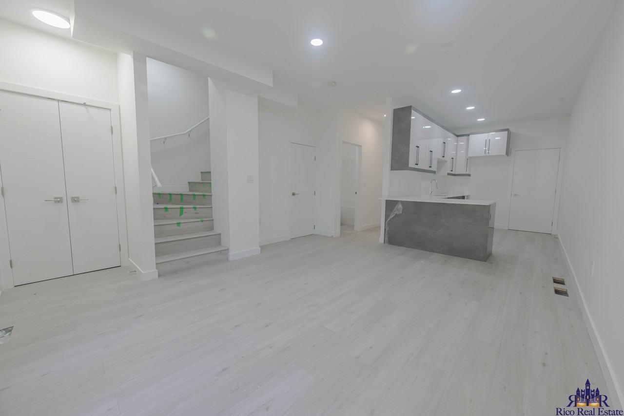 120 Bristol Avenue - Photo 3 of 14