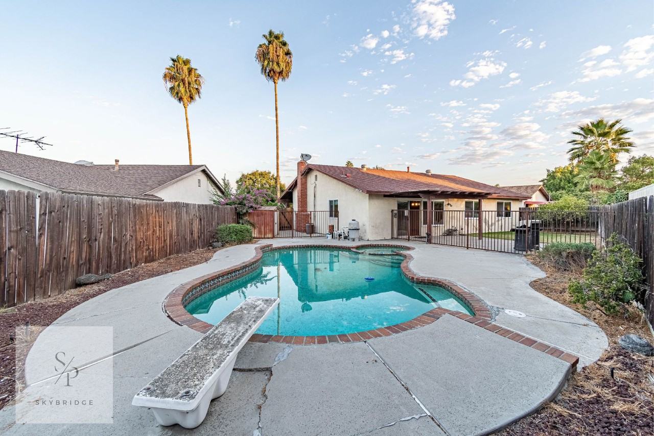 1342 Camerons Ave - Photo 2 of 15