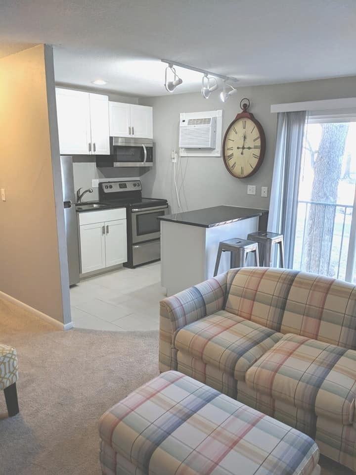 421 College Avenue, Unit 204 - Photo 2 of 8