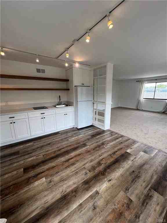 1641 Bayside Dr - Photo 2 of 8