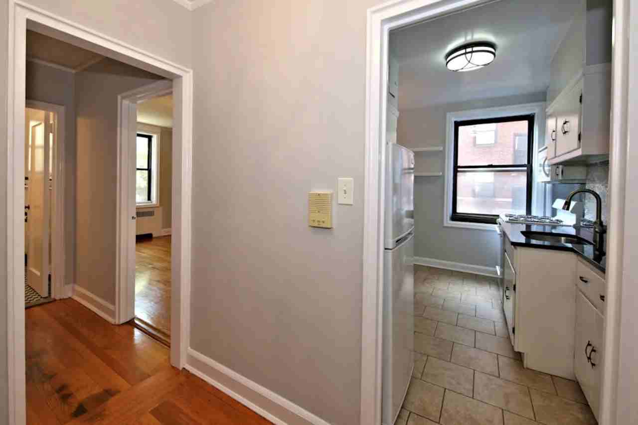 212 Larchmont Acres Apt D - Photo 2 of 10