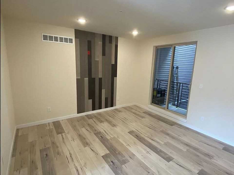 5721 Lansdowne Ave - Photo 2 of 21