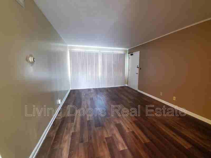 305 S 47th St - Photo 4 of 10