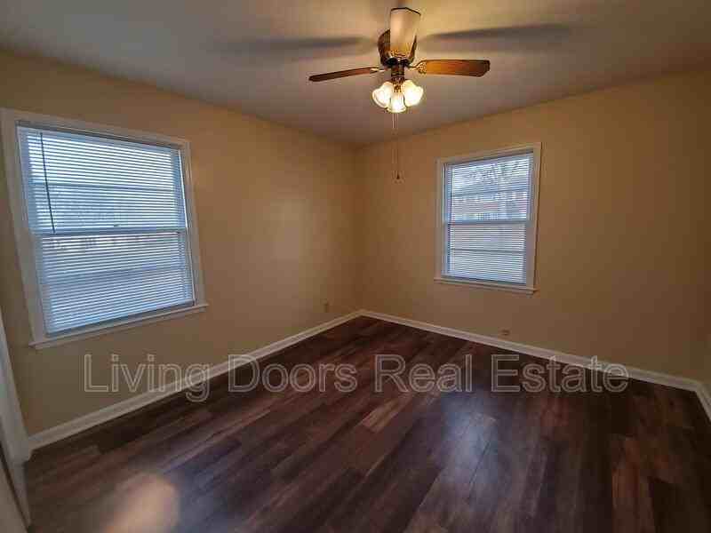 305 S 47th St - Photo 5 of 10