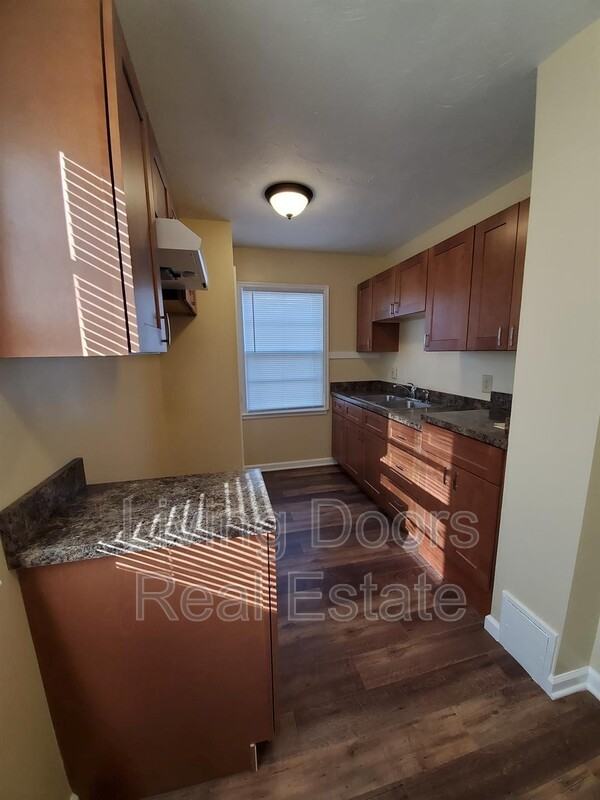 305 S 47th St - Photo 7 of 10