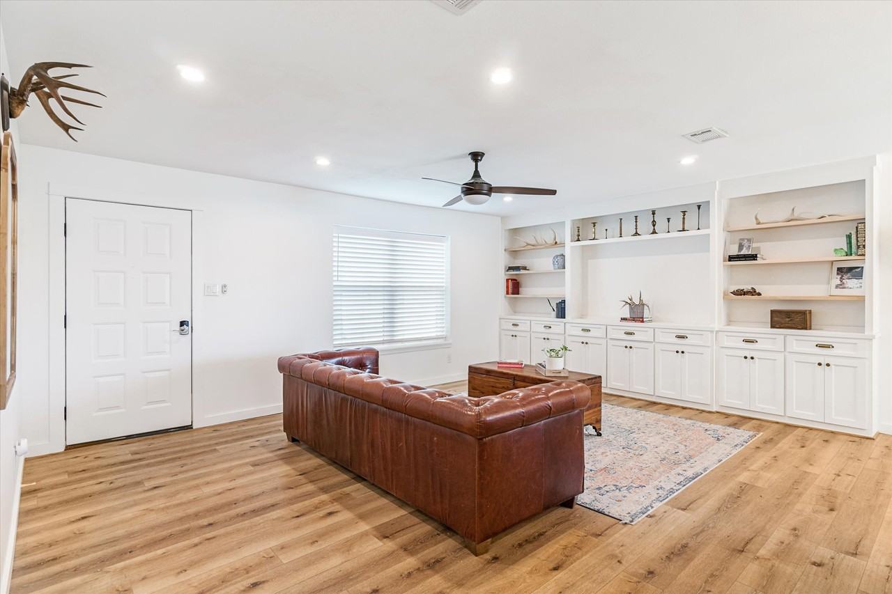 700 Water Crest Cir - Photo 3 of 10