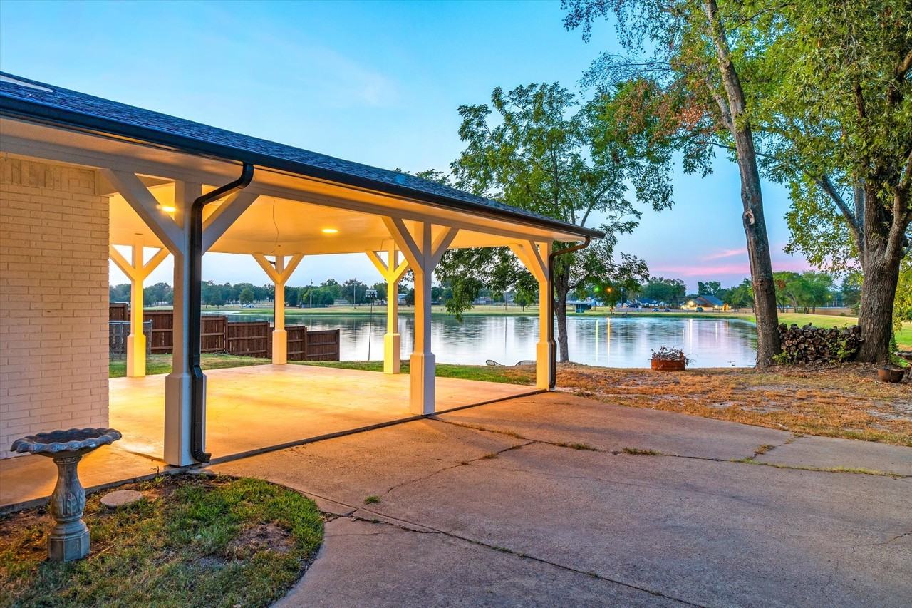 700 Water Crest Cir - Photo 2 of 10