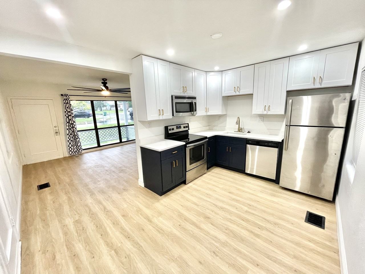 1315 North Fiske Boulevard - Photo 3 of 22