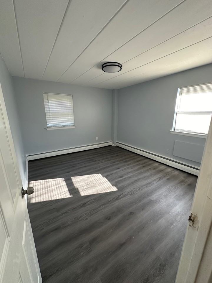 Oxford Apt - Photo 2 of 4