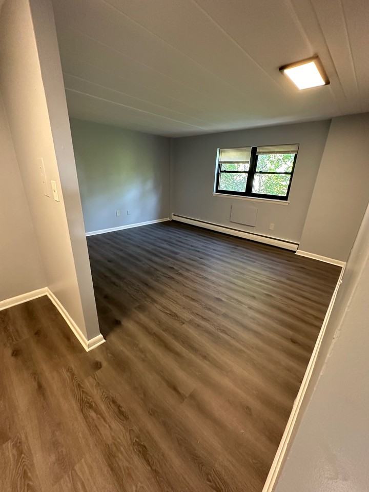 Oxford Apt - Photo 3 of 4