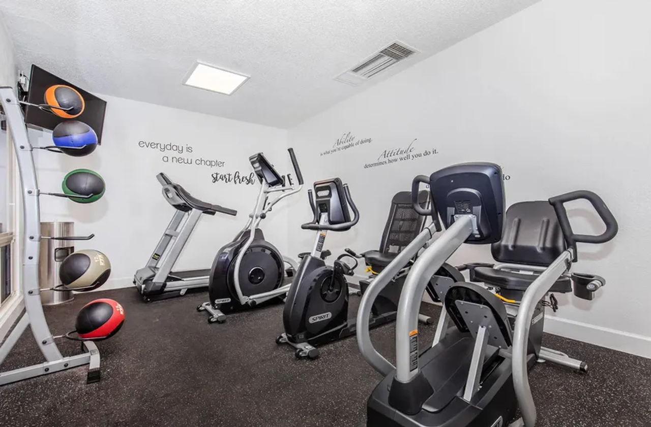 Broadway Proper Apartment ** One Month Free**W/D Included - Photo 4 of 43