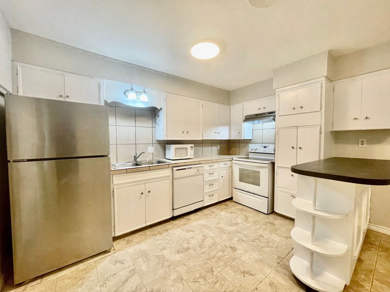 407 Sarah St - Photo 2 of 13