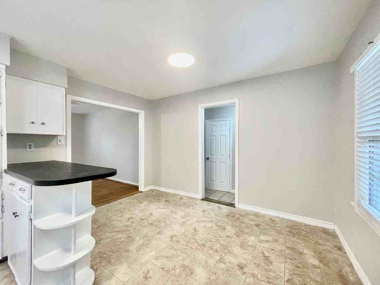 407 Sarah St - Photo 3 of 13