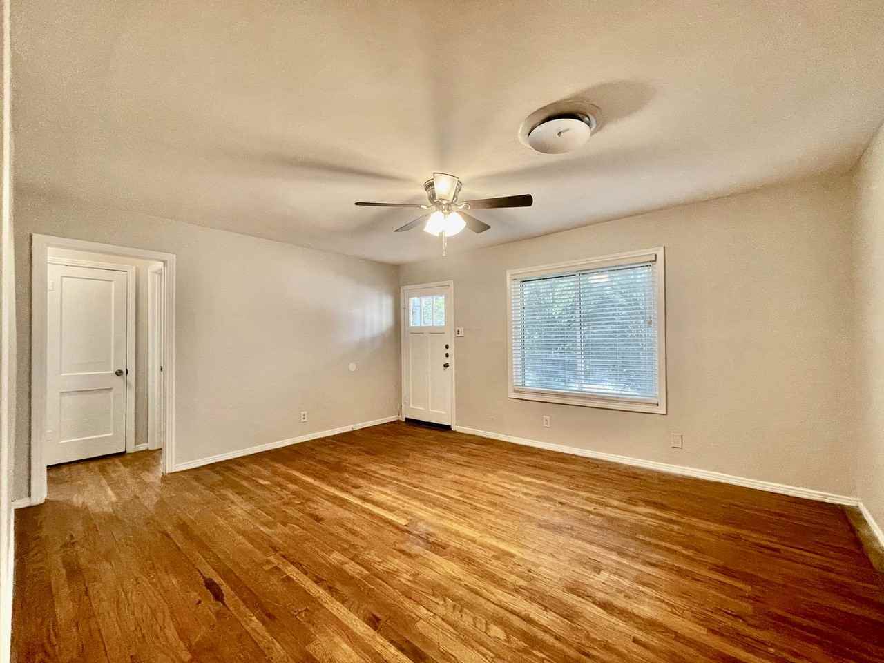 407 Sarah St - Photo 4 of 13