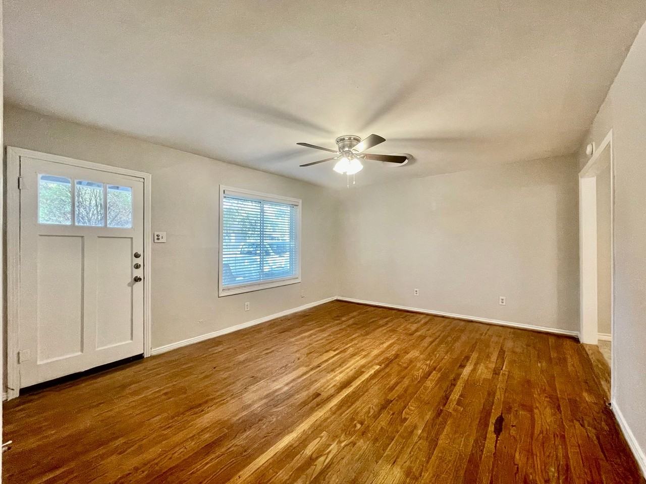 407 Sarah St - Photo 5 of 13