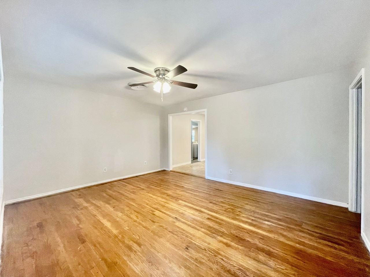 407 Sarah St - Photo 6 of 13