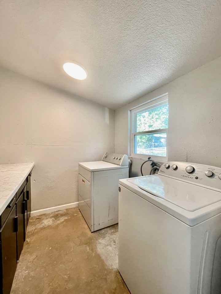 407 Sarah St - Photo 7 of 13