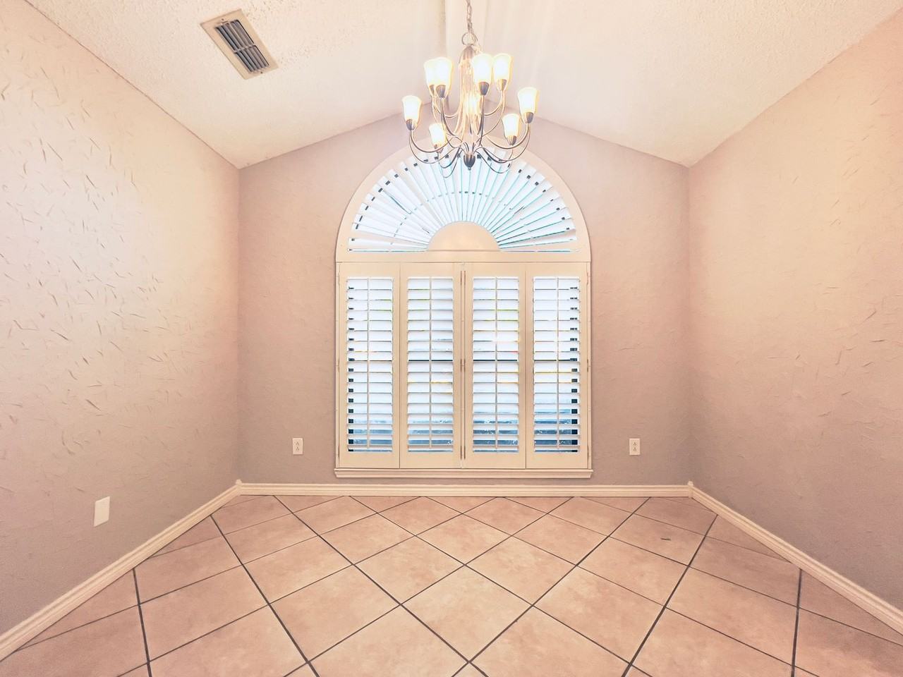 6904 Genoa Ave - Photo 4 of 20
