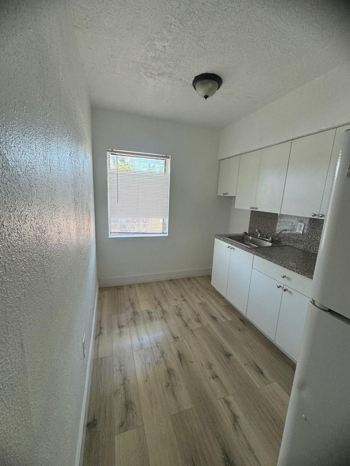 Sharazad Apts - Photo 2 of 8