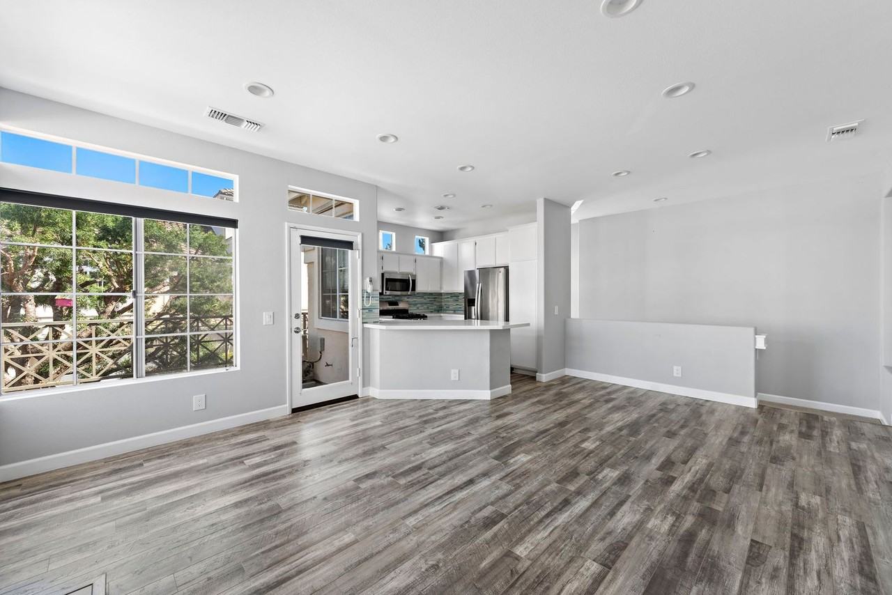 137 Shorebreaker Dr - Photo 3 of 26