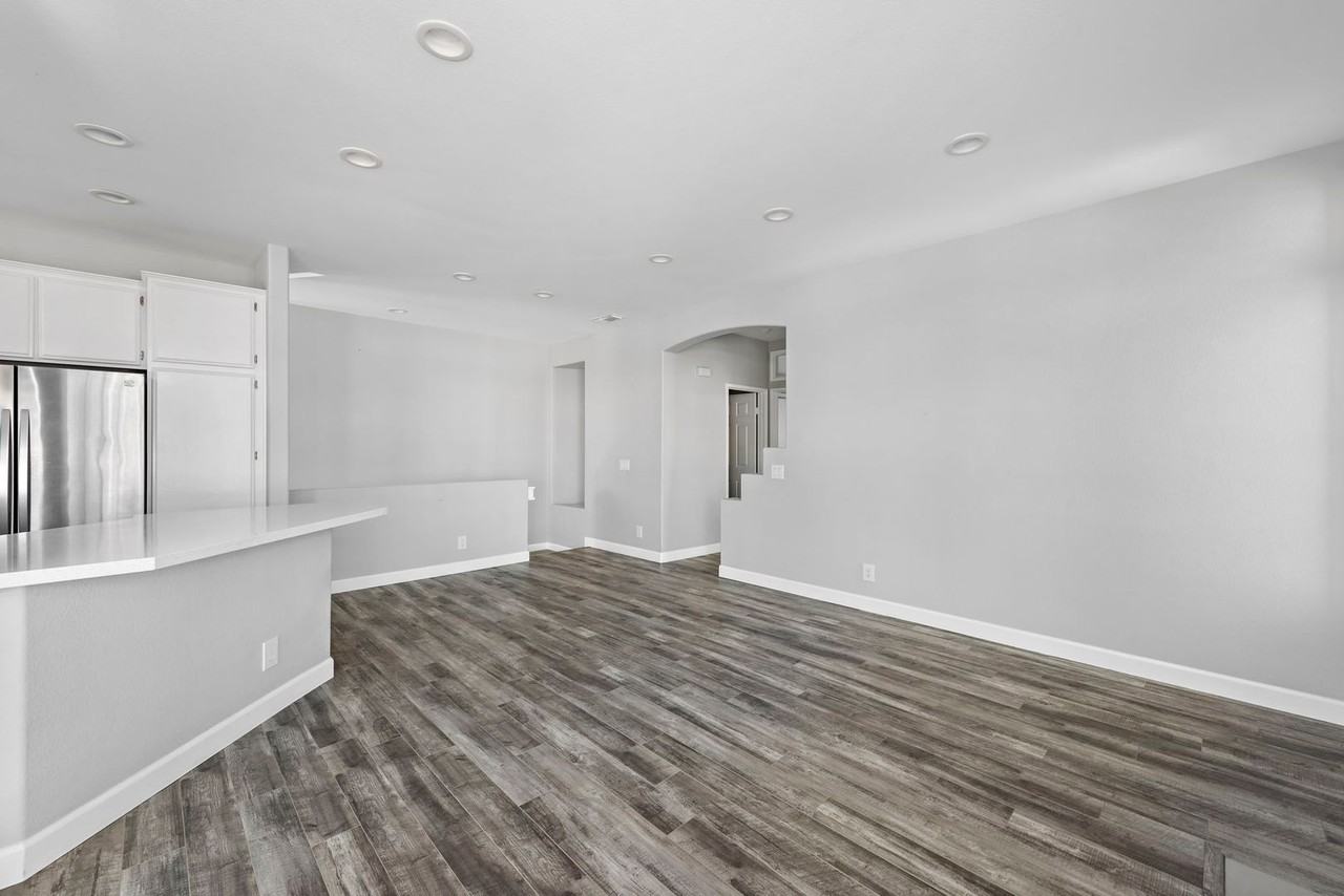 137 Shorebreaker Dr - Photo 4 of 27