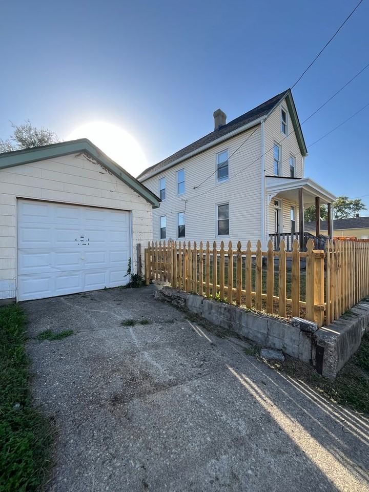 211 Linden St - Photo 3 of 22