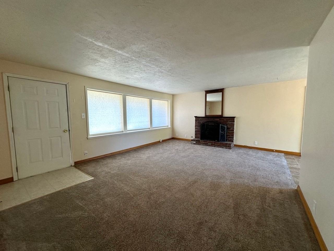 1003 N Vista Rd - Photo 2 of 17