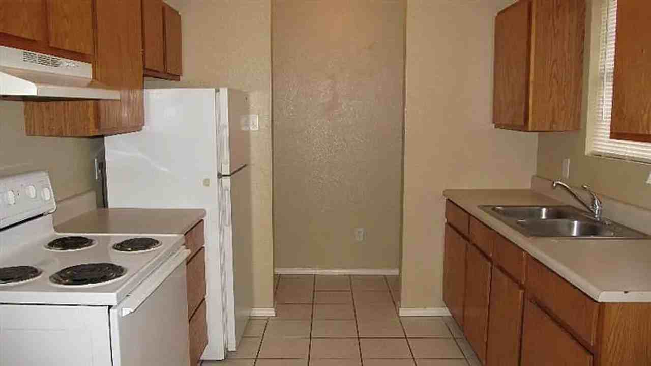 914 82nd St - Photo 2 of 7