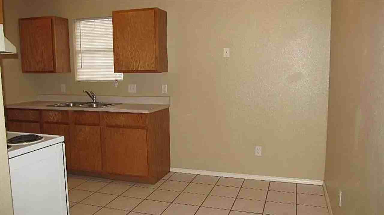 914 82nd St - Photo 3 of 7