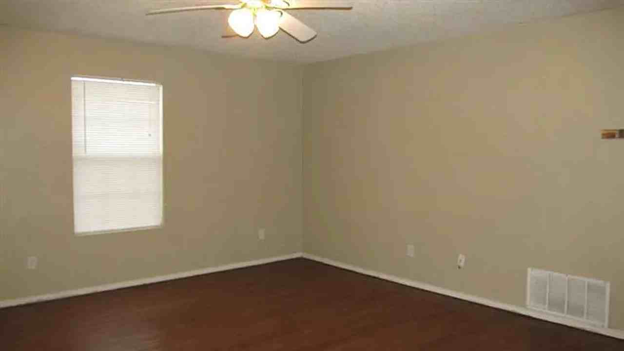 914 82nd St - Photo 5 of 7