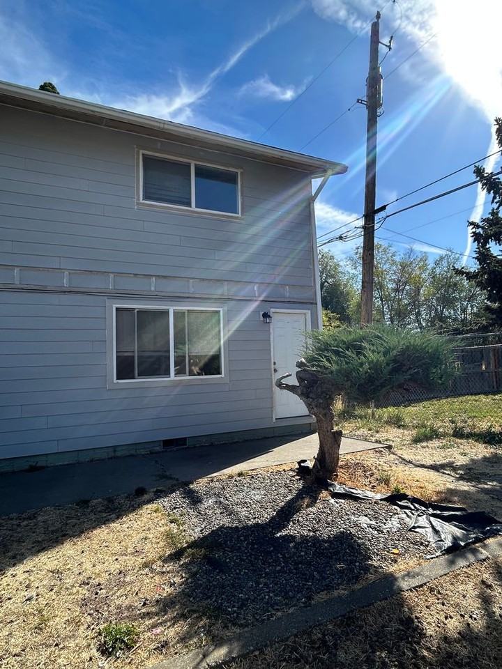 W. Collins Townhouse Apts - Photo 2 of 22