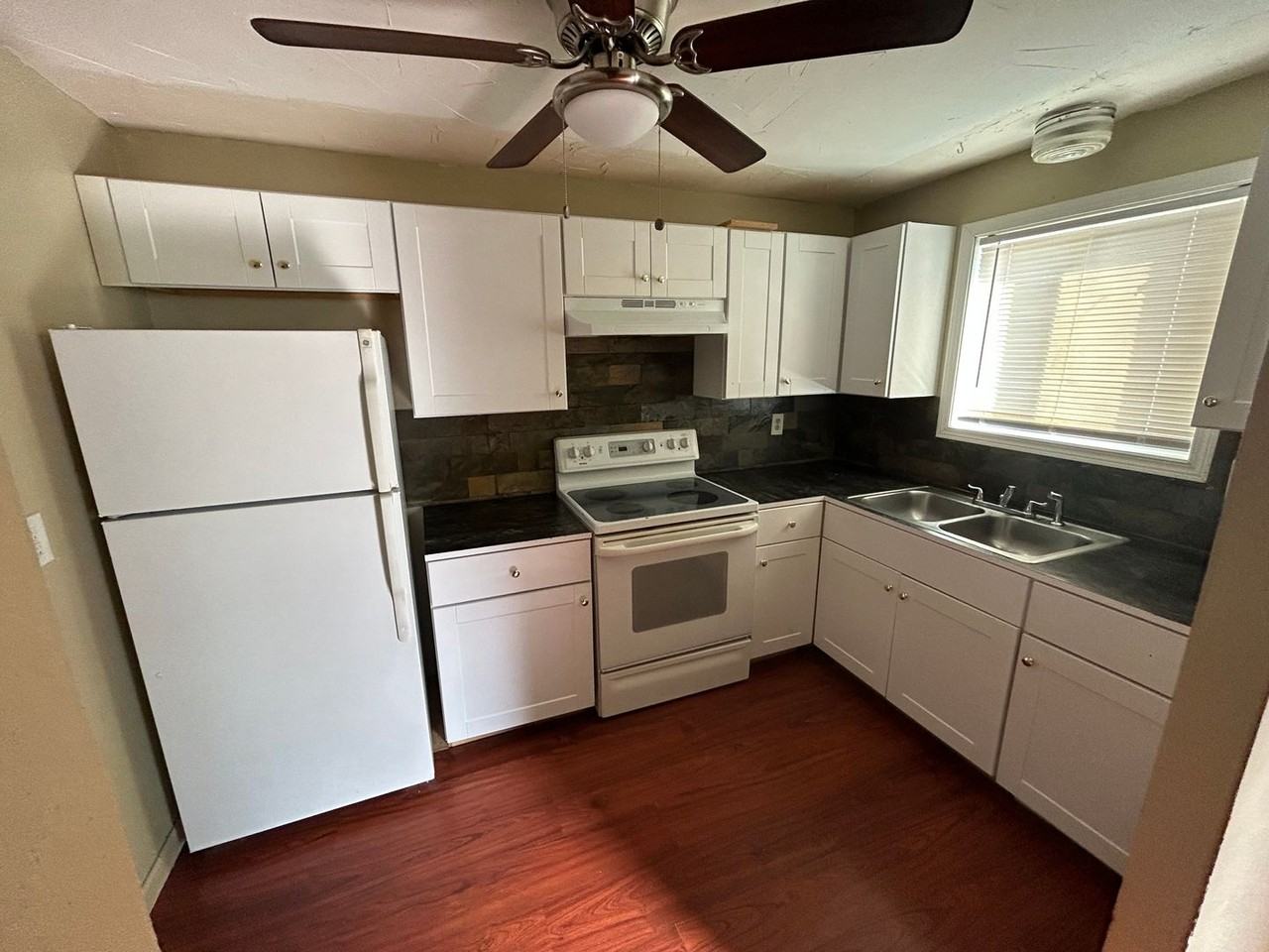 W. Collins Townhouse Apts - Photo 3 of 22