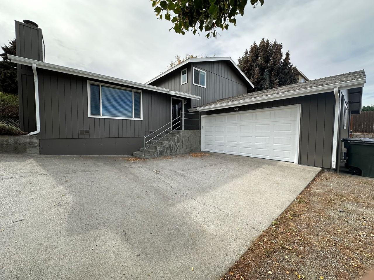 336 Satus St - Photo 2 of 34