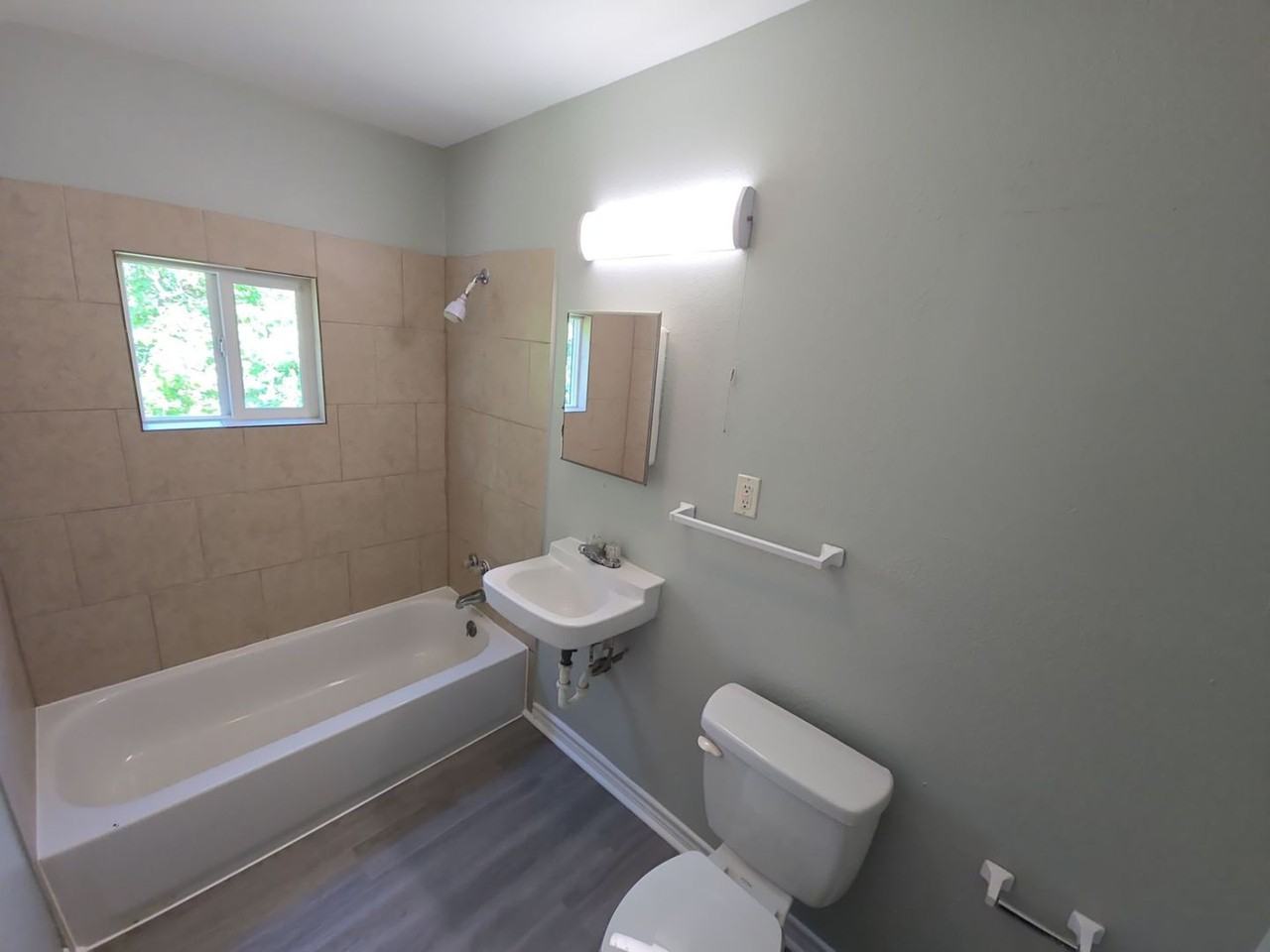 1120 Hunter Dr - Photo 3 of 28