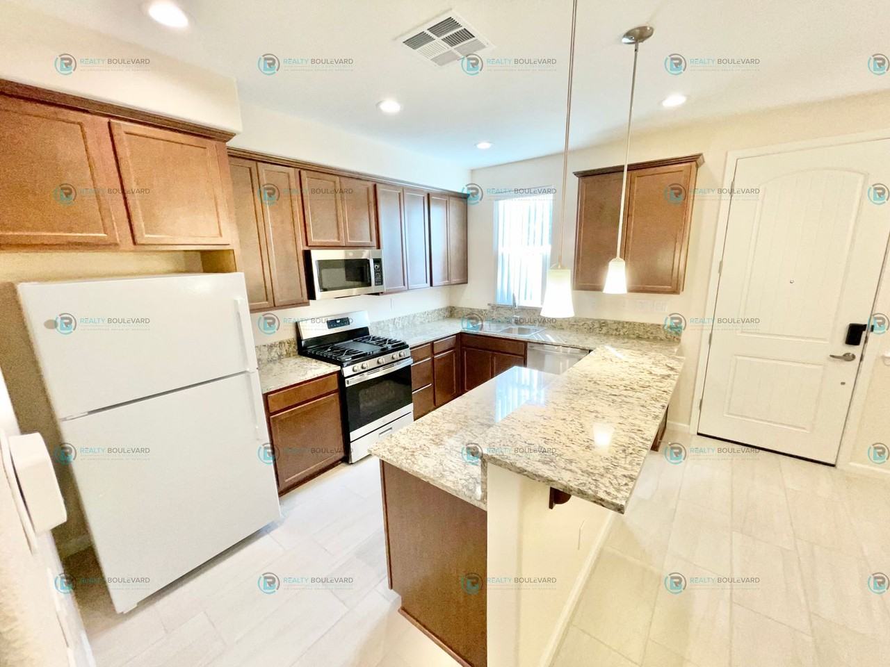 925 W End St - Photo 2 of 44