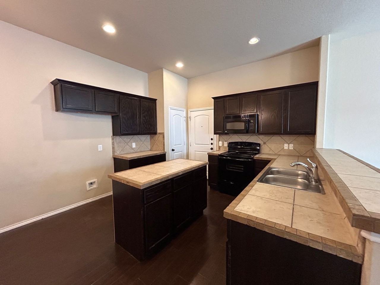 295 Rosalie Dr - Photo 6 of 26
