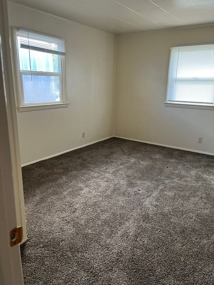 407 Ne Waite St #1 - Photo 7 of 12