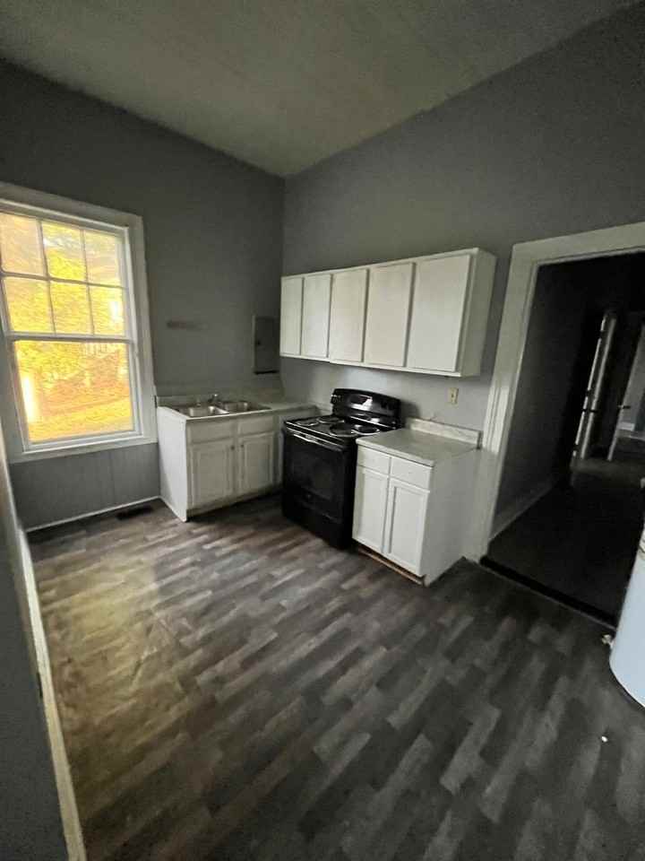 1370 Glover St - Photo 2 of 10