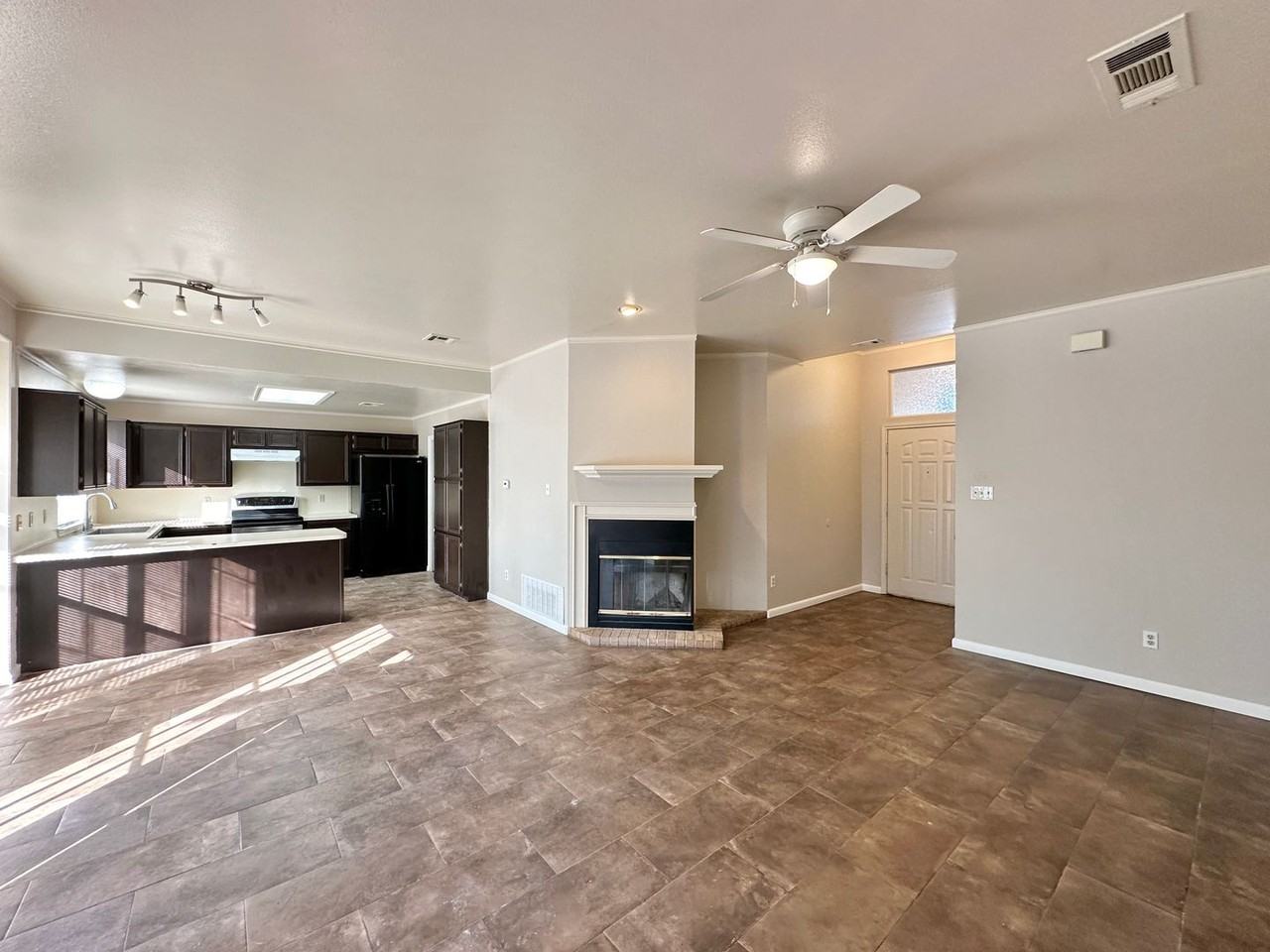 2705 Larkspur Dr - Photo 4 of 31