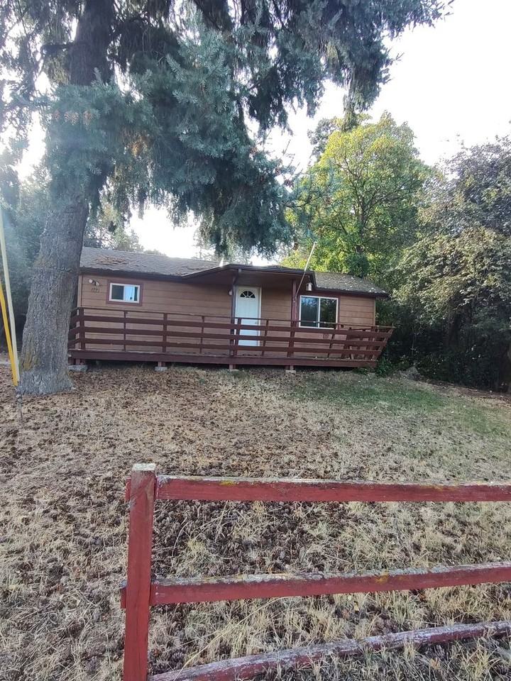 859 Lakeshore Dr - Photo 2 of 10