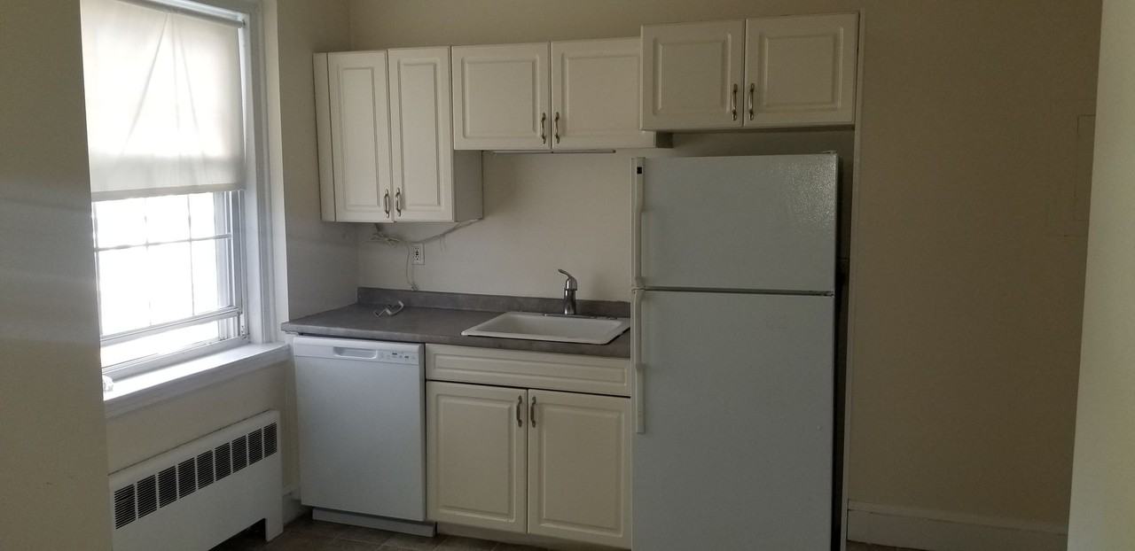 552 Belmont Street - Photo 4 of 8