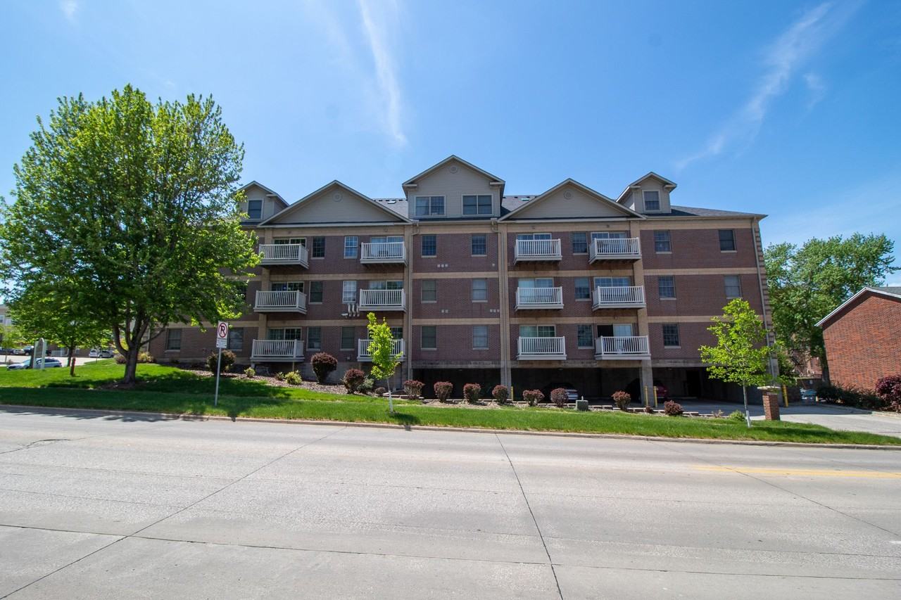 121 Beach Avenue - Photo 3 of 50