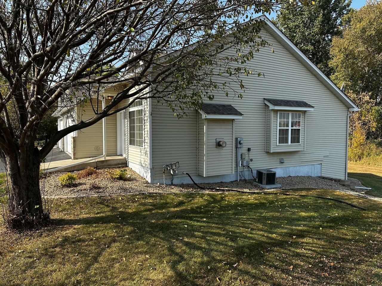 402 Creekside Dr - Photo 2 of 16