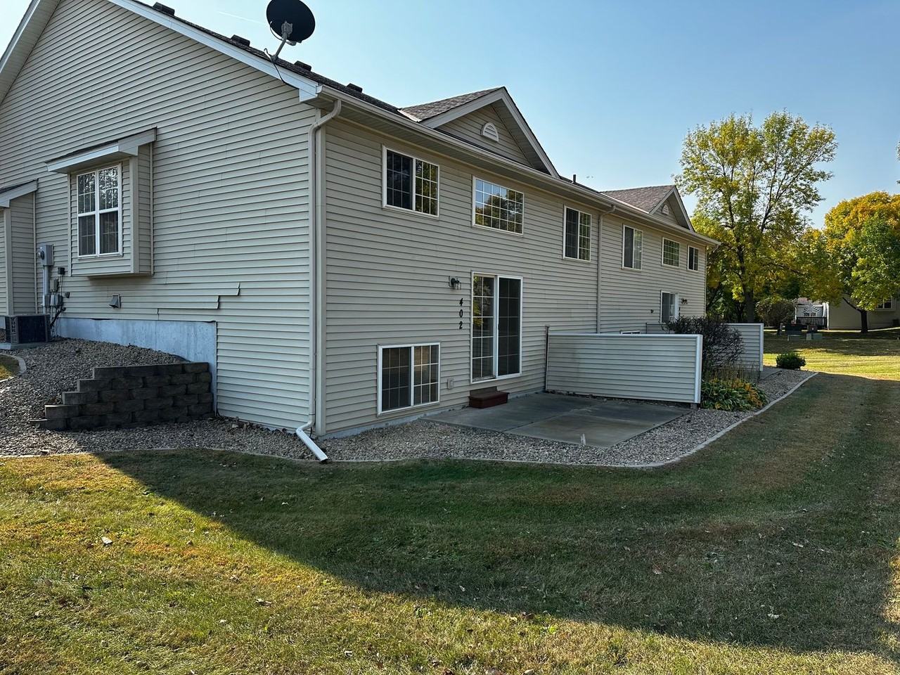 402 Creekside Dr - Photo 3 of 16